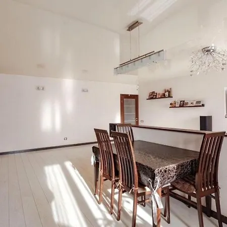 Appartement Chic De Deux Chambres A Coucher Avec Une Excellente Renovation *